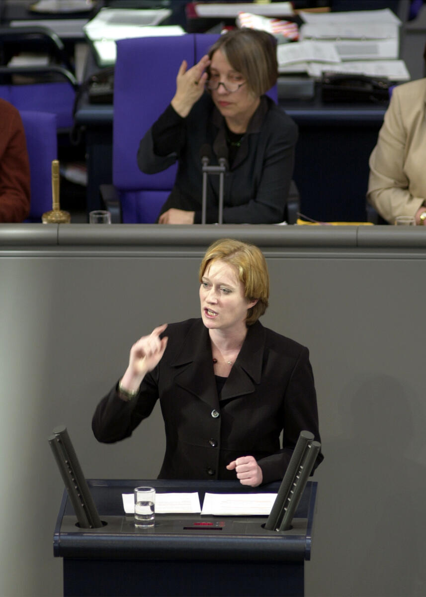 Kerstin Andreae, Bündnis90/Die Grünen, Rede im Deutschen Bundestag, Vorsitz: Bundestagsvizepräsidentin Dr. Antje Vollmer, Bündnis90/Die Grünen.; Plenum, Rednerpult Andreae, Kerstin; Vollmer, Antje Kerstin Andreae, Bündnis90/Die Grünen, Rede im Deutschen Bundestag, Vorsitz: Bundestagsvizepräsidentin Dr. Antje Vollmer, Bündnis90/Die Grünen.; Plenum, Rednerpult