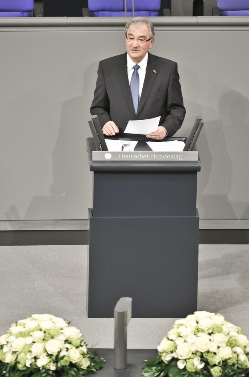 Der Sinto Zoni Weisz hält die Rede in der Gedenkstunde für die Opfer des Nationalsozialismus im Plenum.; Plenarsaal, Redner, Rednerpult, Blumen, Gestecke Der Sinto Zoni Weisz hält die Rede in der Gedenkstunde für die Opfer des Nationalsozialismus im Plenum.; Plenarsaal, Redner, Rednerpult, Blumen, Gestecke