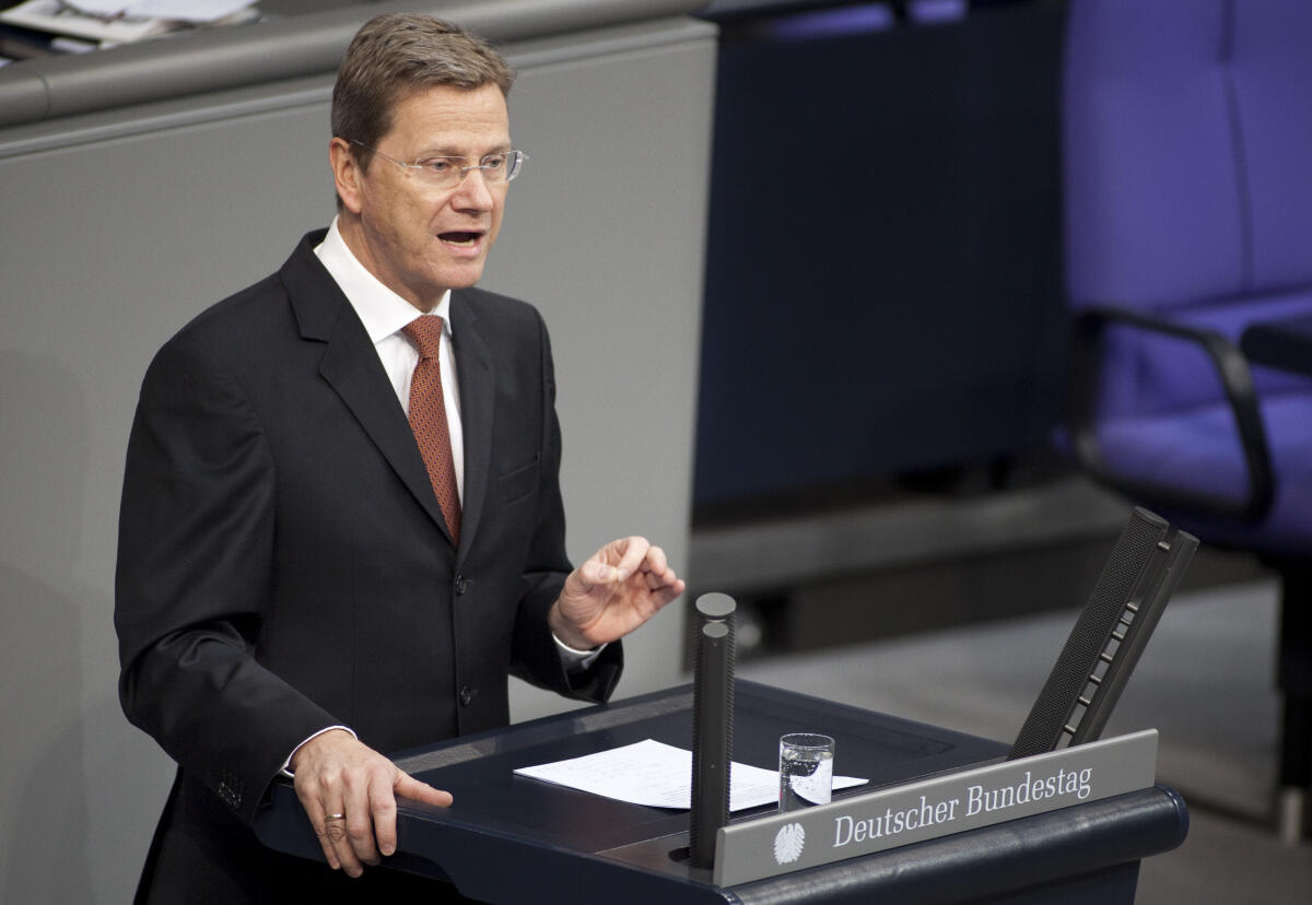 Dr. Guido Westerwelle, MdB, FDP , Bundesaussenminister, spricht im Bundestag.; Westerwelle, gestikulierend, Rede, Plenarsaal Westerwelle, Guido Dr. Guido Westerwelle, MdB, FDP , Bundesaussenminister, spricht im Bundestag.; Westerwelle, gestikulierend, Rede, Plenarsaal