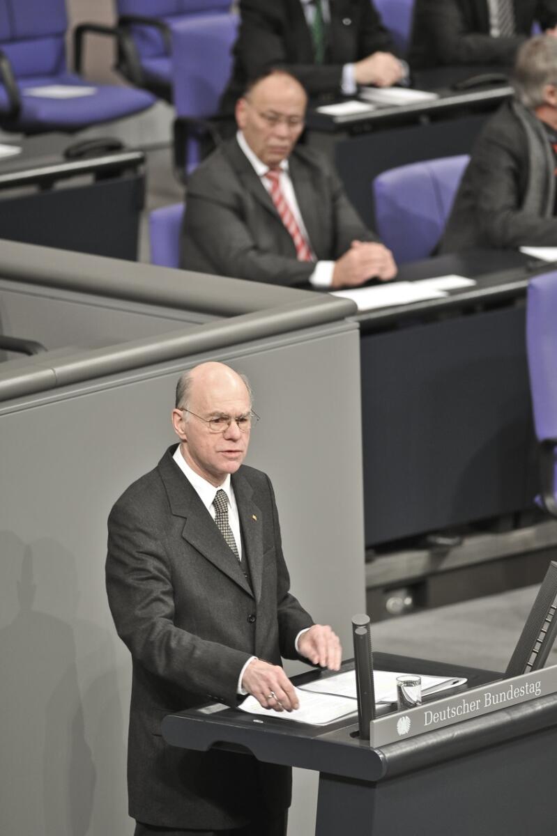 Bundestagspräsident Dr. Norbert Lammert, CDU/CSU, MdB, bei seiner Rede im Plenum zum Gedenken an die Opfer des Nationalsozialismus.; Plenarsaal, Rednerpult, Redner Lammert, Norbert Bundestagspräsident Dr. Norbert Lammert, CDU/CSU, MdB, bei seiner Rede im Plenum zum Gedenken an die Opfer des Nationalsozialismus.; Plenarsaal, Rednerpult, Redner