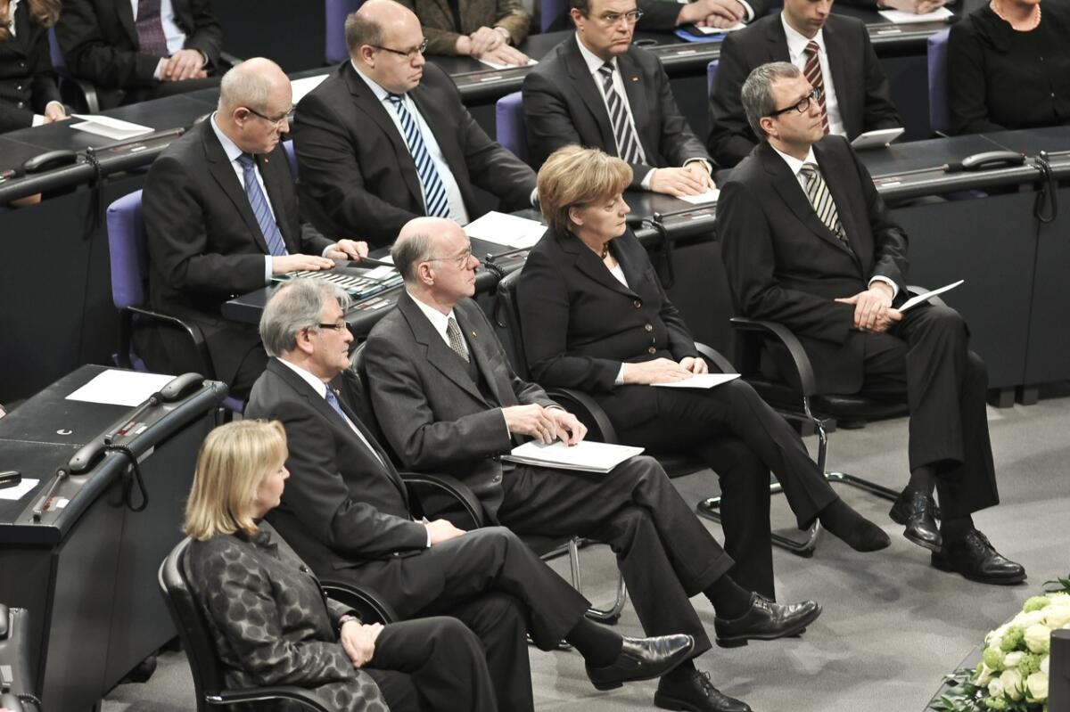 In der Gedenkstunde für die Opfer des Nationalsozialismus im Plenum sitzen in der ersten Reihe von links: die Bundesratspräsidentin und nordrhein-westfälische Ministerpräsidentin Hannelore Kraft, SPD, der Sinto Zoni Weisz, Bundestagspräsident Dr. Norbert Lammert, CDU/CSU, MdB, Bundeskanzlerin Dr. Angela Merkel, CDU/CSU, MdB, und der Präsident des Bundesverfassungsgerichts Andreas Voßkuhle. In der zweiten Reihe von links Fraktionsvorsitzender Volker Kauder, MdB, und Peter Altmaier, MdB, beide CDU/CSU.; Plenarsaal, Abgeordnete Merkel, Angela; Lammert, Norbert; Altmaier, Peter; Kauder, Volker In der Gedenkstunde für die Opfer des Nationalsozialismus im Plenum sitzen in der ersten Reihe von links: die Bundesratspräsidentin und nordrhein-westfälische Ministerpräsidentin Hannelore Kraft, SPD, der Sinto Zoni Weisz, Bundestagspräsident Dr. Norbert Lammert, CDU/CSU, MdB, Bundeskanzlerin Dr. Angela Merkel, CDU/CSU, MdB, und der Präsident des Bundesverfassungsgerichts Andreas Voßkuhle. In der zweiten Reihe von links Fraktionsvorsitzender Volker Kauder, MdB, und Peter Altmaier, MdB, beide CDU/CSU.; Plenarsaal, Abgeordnete