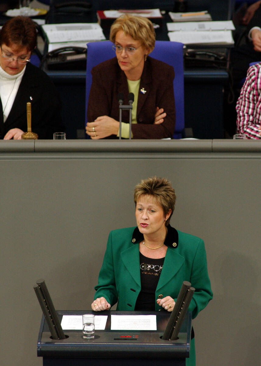 Hannelore Roedel, CDU/CSU, MdB, Rede im Deutschen Bundestag.; Vorsitz: Bundestagsvizepräsidentin Dr. h. c. Susanne Kastner, SPD.; Plenum, Rednerpult Roedel, Hannelore; Kastner, Susanne Hannelore Roedel, CDU/CSU, MdB, Rede im Deutschen Bundestag.; Vorsitz: Bundestagsvizepräsidentin Dr. h. c. Susanne Kastner, SPD.; Plenum, Rednerpult