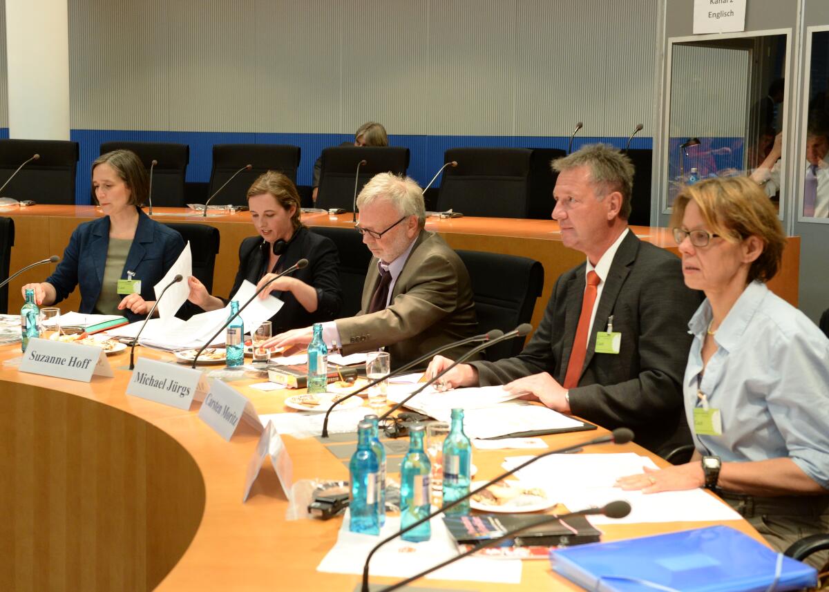  Zum Thema "Menschenhandel und Zwangsprostitution in Europa" hat der Ausschuss des Deutschen Bundestages für Menschenrechte und humanitäre Hilfe unter der Leitung seines Vorsitzenden Michael Brand, CDU/CSU, und mit Beteiligung von Sachverständigen (hier im Bild) eine Öffentliche Anhörung.; Übersicht.