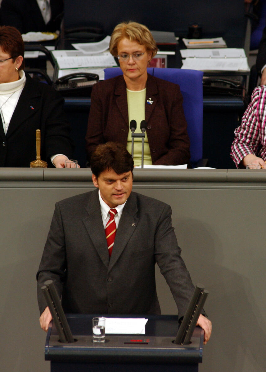 Grübel, Markus; Kastner, Susanne Markus Grübel, CDU/CSU, MdB, Rede im Deutschen Bundestag.; Vorsitz: Bundestagsvizepräsidentin Dr. h.c. Susanne Kastner, SPD.; Plenum, Rednerpult, Bundestagsabgeordneter, Abgeordneter, Vizepräsidentin