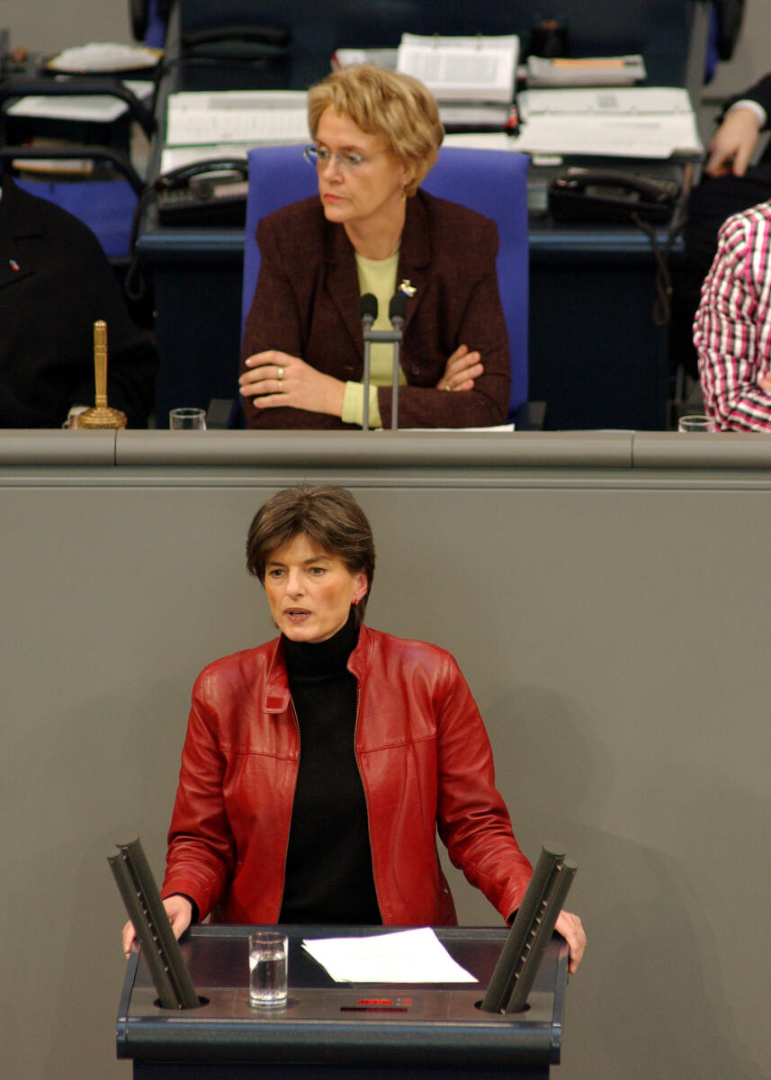 Berg, Ute; Kastner, Susanne Ute Berg, SPD, MdB, Rede im Deutschen Bundestag, Vorsitz: Bundestagsvizepräsidentin Dr. h. c. Susanne Kastner, SPD.; Plenum, Rednerpult