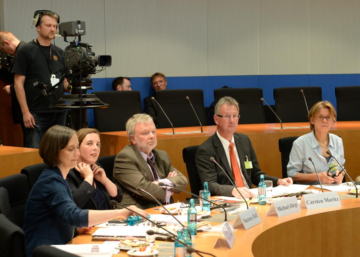  Zum Thema "Menschenhandel und Zwangsprostitution in Europa" hat der Ausschuss des Deutschen Bundestages für Menschenrechte und humanitäre Hilfe unter der Leitung seines Vorsitzenden Michael Brand, CDU/CSU, und mit Beteiligung von Sachverständigen (hier im Bild) eine Öffentliche Anhörung.; Übersicht.