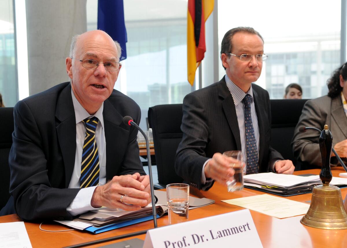 Lammert, Norbert; Krichbaum, Gunther Gunther Krichbaum, (re), CDU/CSU, Vorsitzender des Ausschusses des Bundestages für die Angelegenheiten der Europäischen Union, eröffnet die Ausschusssitzung, an der Bundestagspräsident Prof. Dr. Norbert Lammert, (li), CDU/CSU, teil nimmt.; Fahne, Fahnen.
