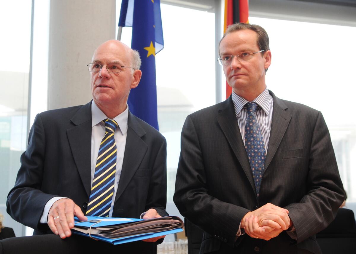 Lammert, Norbert; Krichbaum, Gunther Gunther Krichbaum, (re), CDU/CSU, Vorsitzender des Ausschusses des Bundestages für die Angelegenheiten der Europäischen Union, eröffnet die Ausschusssitzung, an der Bundestagspräsident Prof. Dr. Norbert Lammert, (li), CDU/CSU, teil nimmt.; Fahne, Fahnen.