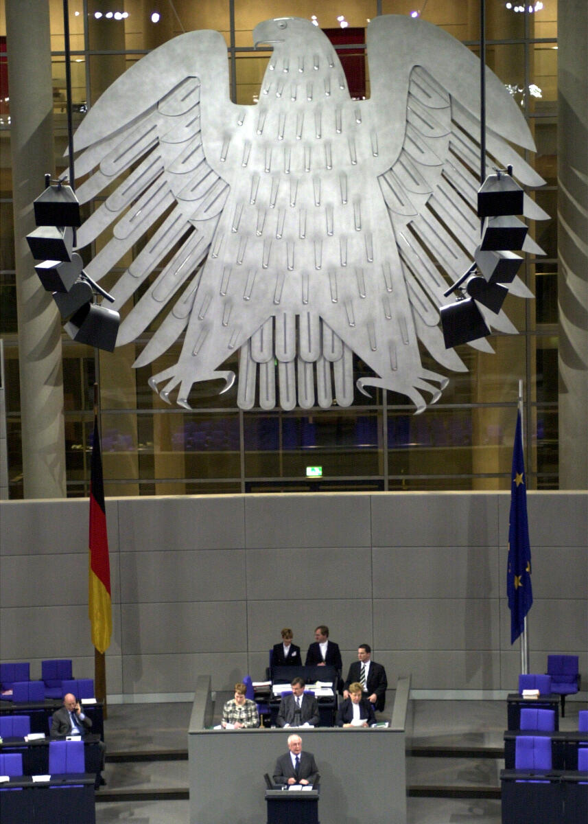 Hagemann, Klaus; Solms, Hermann Otto; Laurischk, Sibylle; Hoffmann, Jelena Klaus Hagemann, SPD, MdB, Rede im Deutschen Bundestag, Vorsitz: Bundestagsvizepräsident Dr. Hermann Otto Solms, FDP, Schriftführerin Sybille Laurischk, FDP, (links), Schriftführerin  Jelena Hoffmann, SPD, (rechts); Plenum, Rednerpult