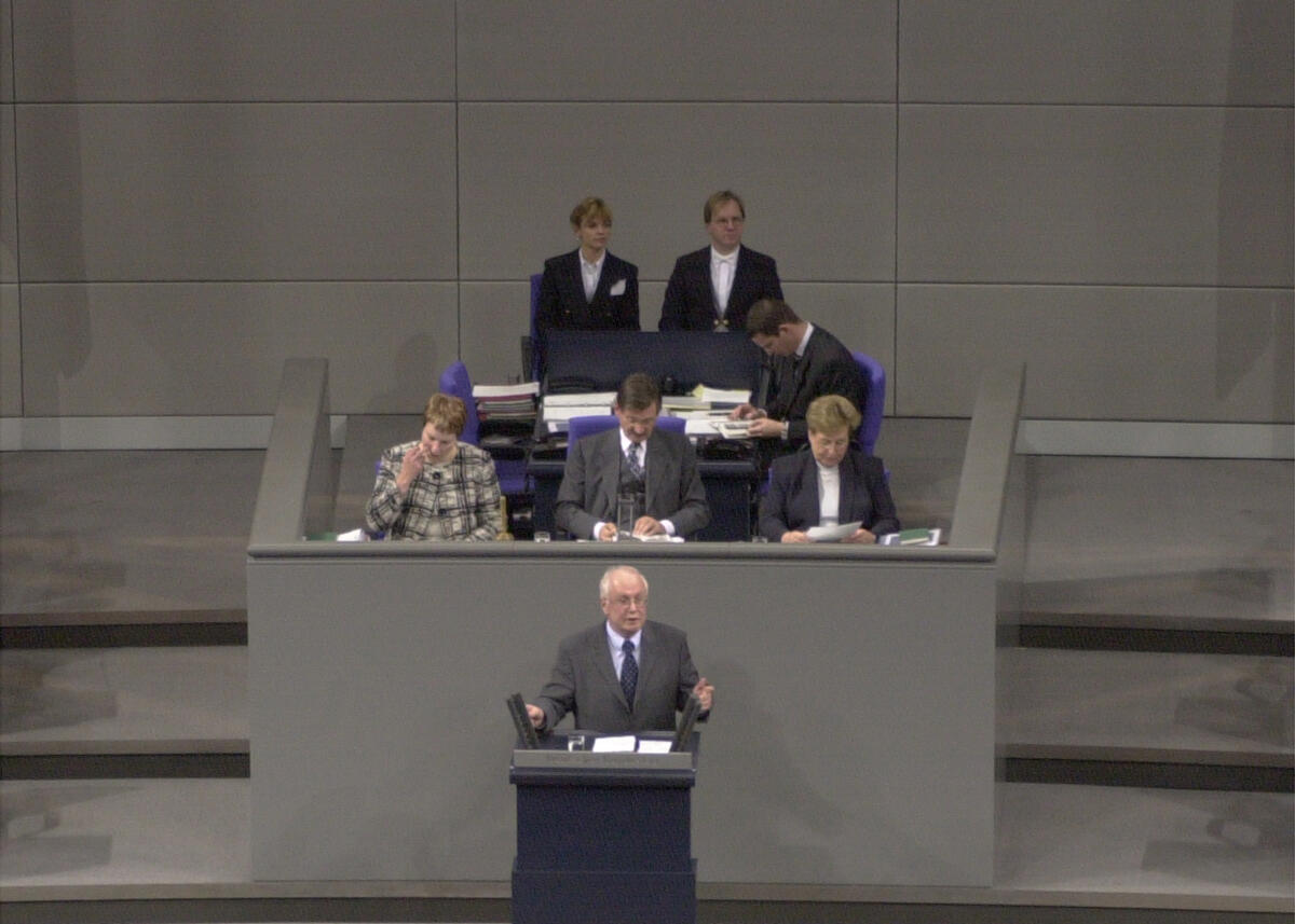 Hagemann, Klaus; Solms, Hermann Otto; Laurischk, Sibylle; Hoffmann, Jelena Klaus Hagemann, SPD, Rede im Deutschen Bundestag, Vorsitz: Bundestagsvizepräsident Dr. Hermann Otto Solms, FDP, Schriftführerin Sybille Laurischk, FDP, (links), Schriftführerin Jelena Hoffmann, SPD, (rechts),; Plenum, Rednerpult