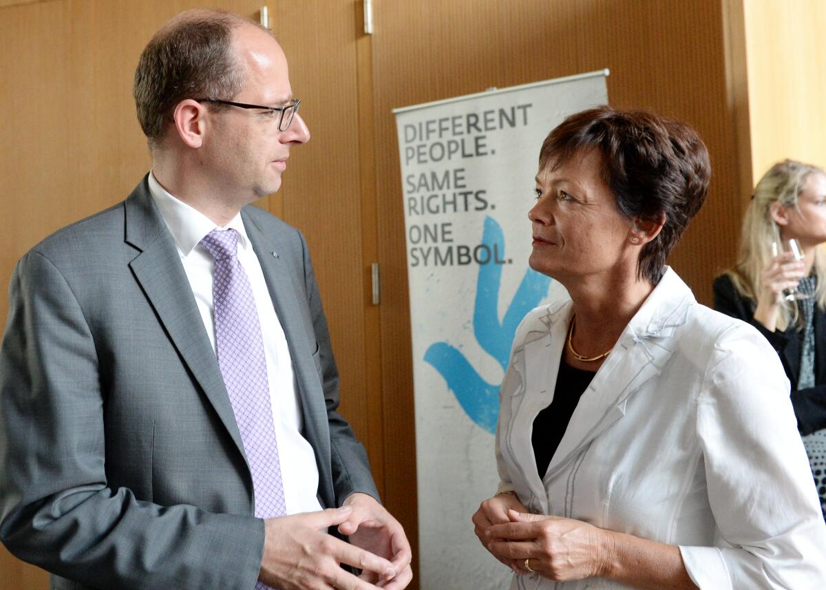 Der Ausschuss des Deutschen Bundestages für Menschenrechte und humanitäre Hilfe gibt einen Empfang für NGOs (Nichtregierungsorganisation, NGO). Michael Brand, CDU/CSU, Vorsitzender des Ausschusses, begrüßt die Gäste. Hier mit Lucia Puttrich, CDU/CSU, Landes- und Europaministerin, Chefin der Landesvertretung Hessen in Berlin. Brand, Michael; Puttrich, Lucia Der Ausschuss des Deutschen Bundestages für Menschenrechte und humanitäre Hilfe gibt einen Empfang für NGOs (Nichtregierungsorganisation, NGO). Michael Brand, CDU/CSU, Vorsitzender des Ausschusses, begrüßt die Gäste. Hier mit Lucia Puttrich, CDU/CSU, Landes- und Europaministerin, Chefin der Landesvertretung Hessen in Berlin.