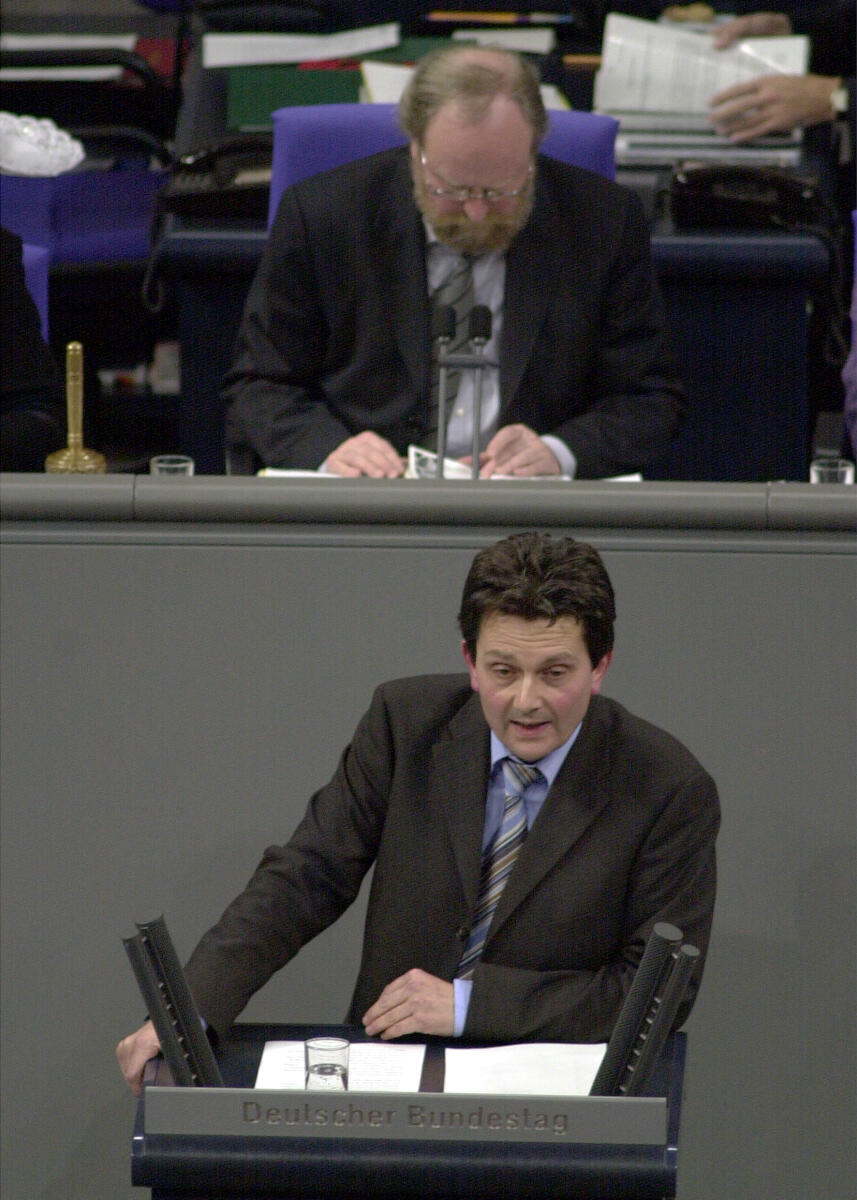Mützenich, Rolf; Thierse, Wolfgang Dr. Rolf Mützenich, SPD, Rede im Deutschen Bundestag, Vorsitz: Bundestagspräsident Wolfgang Thierse, SPD.; Plenum, Rednerpult