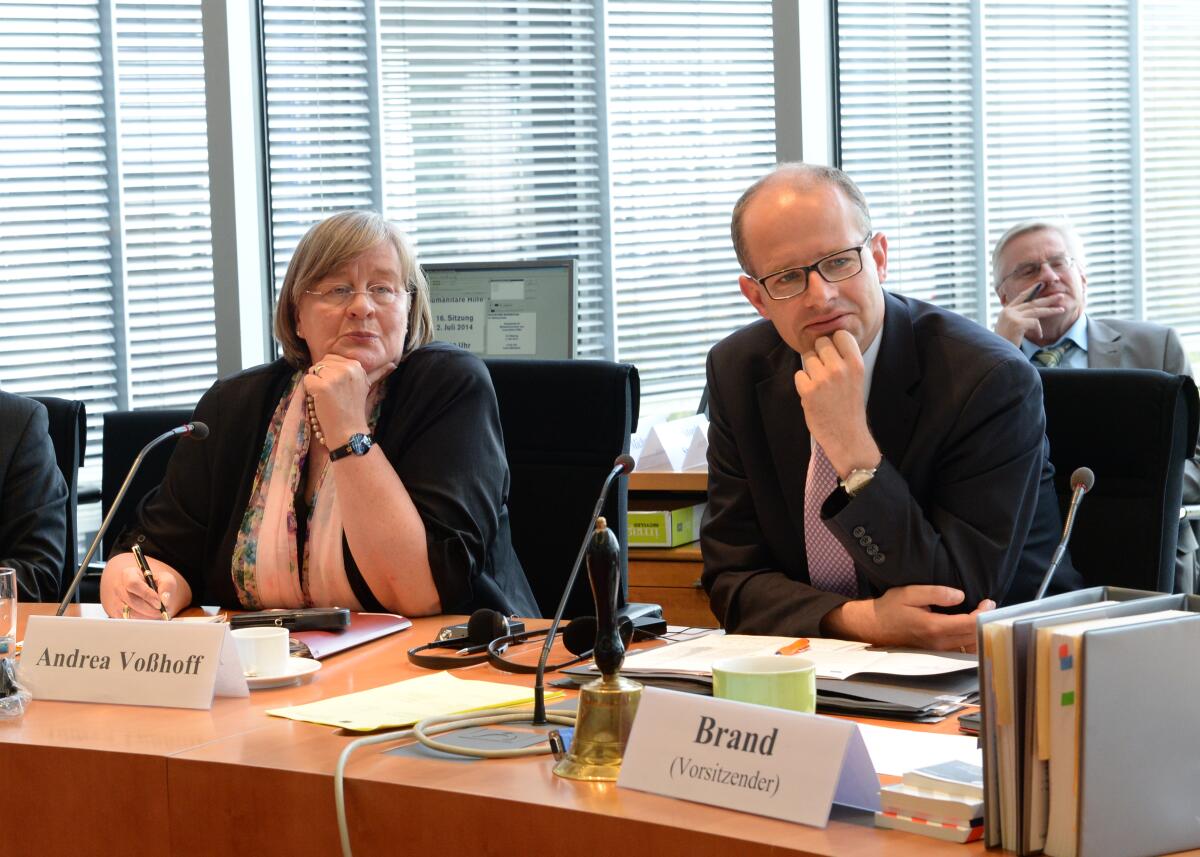 Brand, Michael; Voßhoff, Andrea Andrea Voßhoff, Bundesbeauftragte für den Datenschutz, ist zu Gast im Ausschuss des Deutschen Bundestages für Menschenrechte und humanitäre Hilfe. Michael Brand, CDU/CSU, Vorsitzender des Ausschusses, leitet die Sitzung.