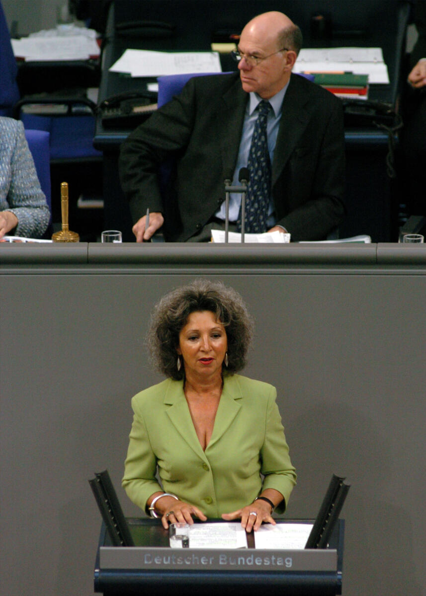 Gradistanac, Renate; Lammert, Norbert Renate Gradistanac, SPD, MdB, Rede im Deutschen Bundestag, Vorsitz: Bundestagsvizepräsident Dr. Norbert Lammert, CDU/CSU; Plenum, Rednerpult