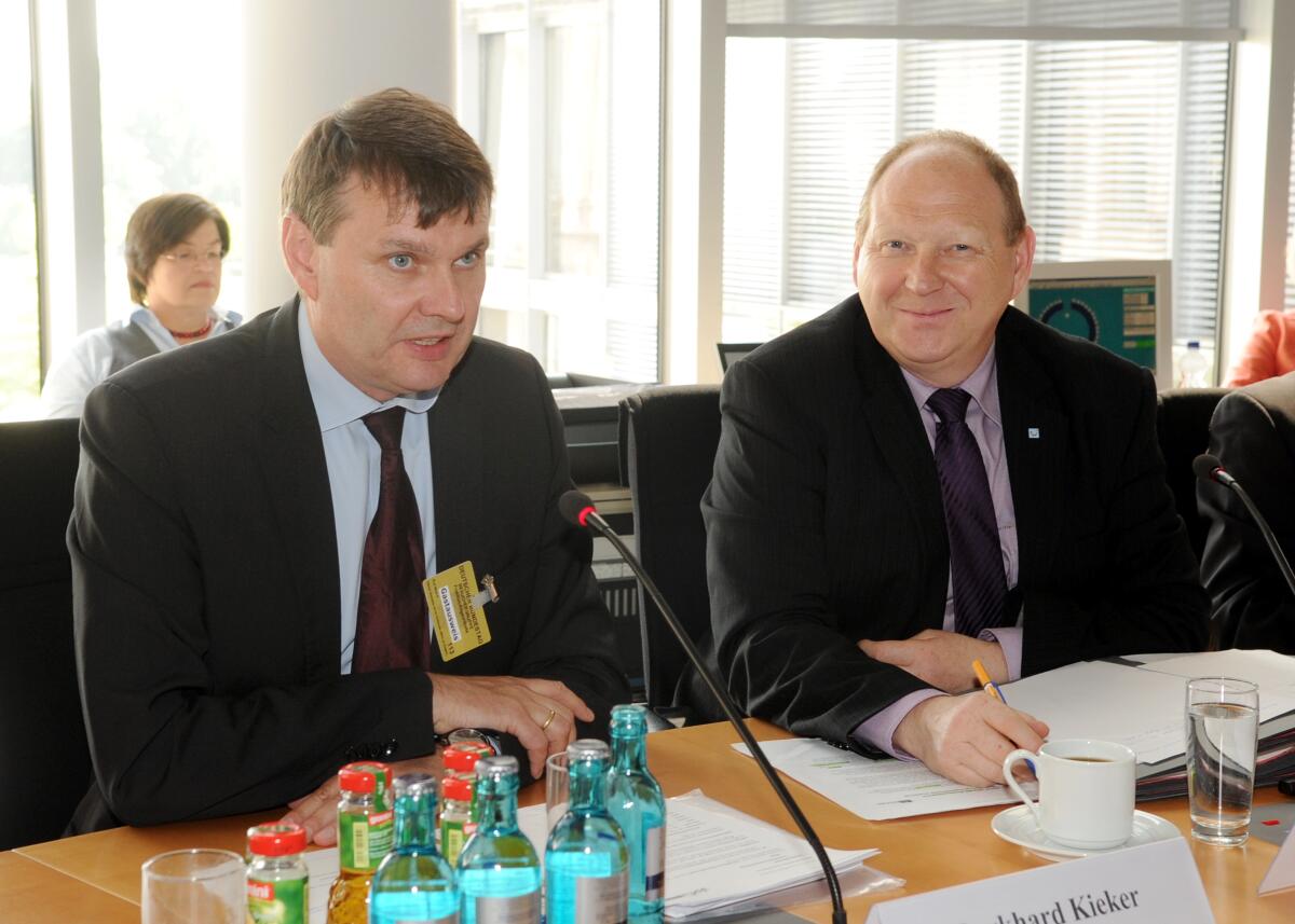 Brähmig, Klaus; Kiecker, Burkhard Klaus Brähmig, (re), CDU/CSU, Vorsitzender des Ausschusses des Deutschen Bundestages für Tourismus, empfängt Burkhard Kiecker, (li), Geschäftsführer von visitBerlin, in der Ausschusssitzung.