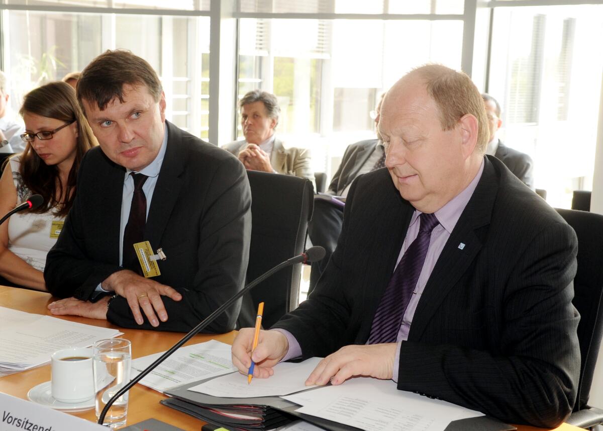 Brähmig, Klaus; Kiecker, Burkhard Klaus Brähmig, (re), CDU/CSU, Vorsitzender des Ausschusses des Deutschen Bundestages für Tourismus, empfängt Burkhard Kiecker, (li), Geschäftsführer von visitBerlin, in der Ausschusssitzung.