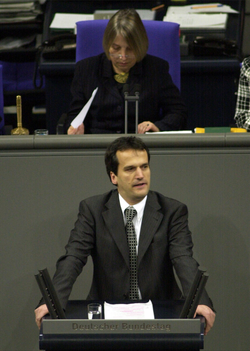 Michael Hennrich, CDU/CSU, Rede im Deutschen Bundestag, Vorsitz: Bundestagsvizepräsidentin Dr. Antje Vollmer, Bündnis 90/Die Grünen.; Plenum, Rednerpult Hennrich, Michael; Vollmer, Antje Michael Hennrich, CDU/CSU, Rede im Deutschen Bundestag, Vorsitz: Bundestagsvizepräsidentin Dr. Antje Vollmer, Bündnis 90/Die Grünen.; Plenum, Rednerpult