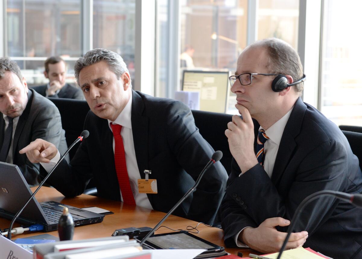 Brand, Michael; Hadi, Muhannad Muhannad Hadi, (li), Nothilfe Koordinator - Syrienkrise, ist zu Gast beim Ausschuss des Deutschen Bundestages für Menschenrechte und humanitäre Hilfe. Michael Brand, (re), CDU/CSU, Vorsitzender des Ausschusses leitet die Sitzung.