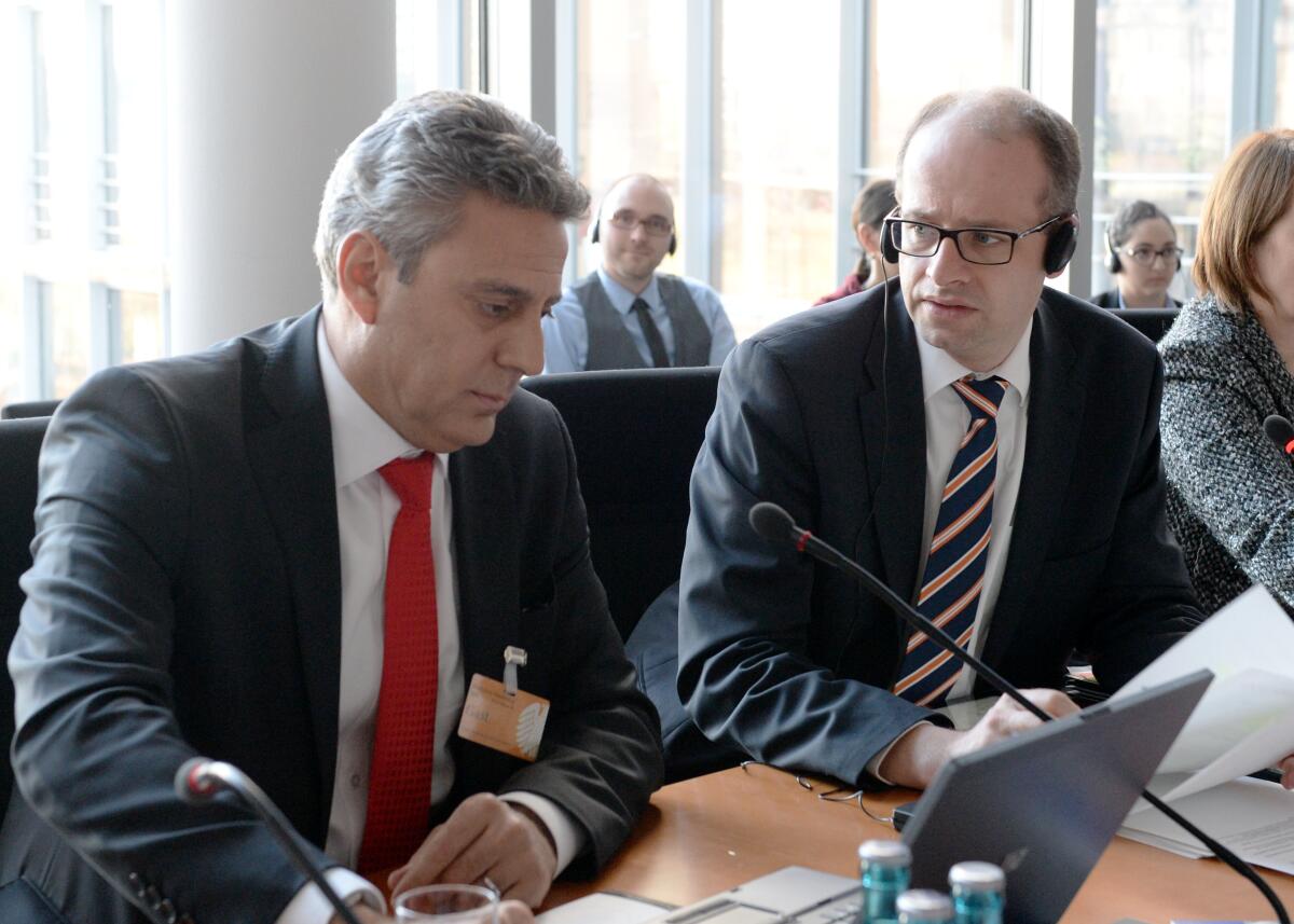 Brand, Michael; Hadi, Muhannad Muhannad Hadi, (li), Nothilfe Koordinator - Syrienkrise, ist zu Gast beim Ausschuss des Deutschen Bundestages für Menschenrechte und humanitäre Hilfe. Michael Brand, (re), CDU/CSU, Vorsitzender des Ausschusses leitet die Sitzung.
