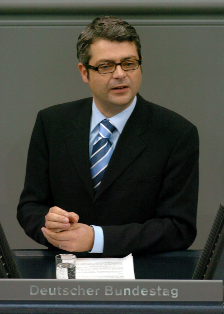 Bury, Hans Martin Hans Martin Bury, SPD, Staatsminister für Europa, MdB, Rede im Deutschen Bundestag.; Plenum, Rednerpult, 160. Sitzung, TOP 3, Thema: Europäische Verfassung