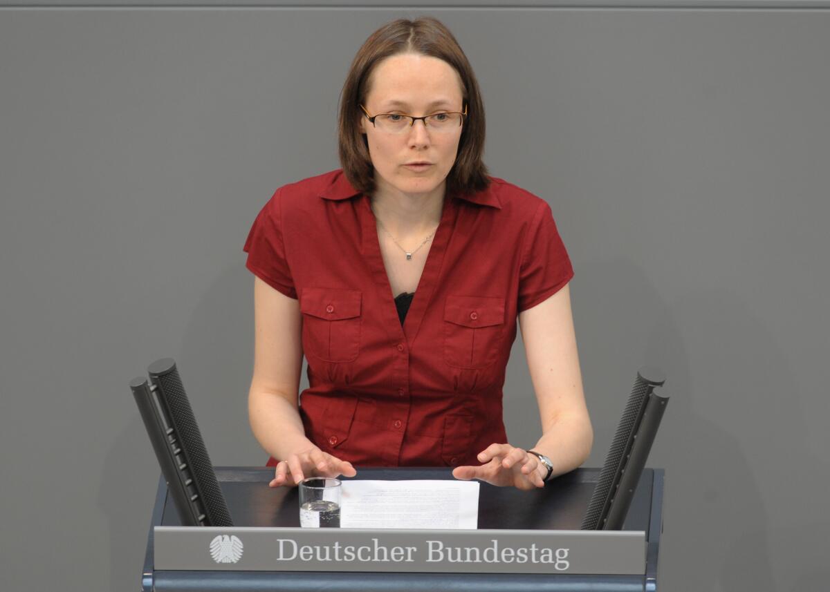 Nestle, Ingrid Ingrid Nestle, Bündnis 90/Die Grünen, Bundestagsabgeordnete, Abgeordnete, Mitglied des Deutschen Bundestages, MdB, Rede, Deutscher Bundestag, 108. Sitzung, TOP 5, Thema: Modernisierung der Stromnetze.; Rednerpult.