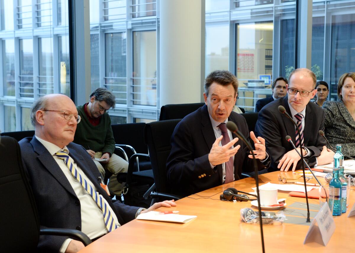 Brand, Michael; Maurer, Peter; Richert, Johannes Dr. Peter Maurer, (mitte), Präsident des Internationalen Komitees vom Roten Kreuz (IKRK),  und Dr. Johannes Richert, (li), DRK, sind zu Gast beim Ausschuss des Deutschen Bundestages für Menschenrechte und humanitäre Hilfe. Michael Brand, (re), CDU/CSU, Vorsitzender des Ausschusses, leitet die Sitzung.