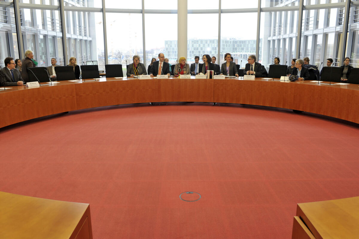  Konstituierende Sizung des Ausschusses für Menschenrechte und humanitäre Hilfe.; Ausschuss, Menschenrechtsausschuss, Übersicht, Konstituierung