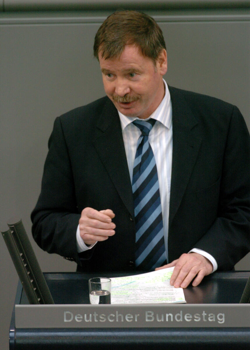 Runde, Ortwin Ortwin Runde, SPD, MdB, Rede im Deutschen Bundestag.; Plenum, Rednerpult, 160. Sitzung, TOP 4, Thema: Stabilitäts- und Wachstumspolitik