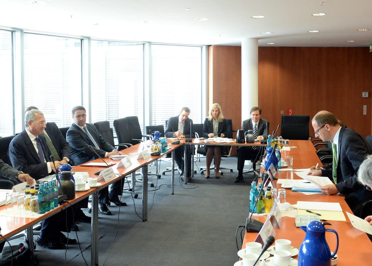 Michael Brand, (re), CDU/CSU, Vorsitzender des Ausschusses des Deutschen Bundestages für Menschenrechte und humanitäre Hilfe, empfängt S. E. Mohamed Higazy, (li), Botschafter der Arabischen Republik Ägypten, zu einem Gespräch.; Übersicht. Brand, Michael; Higazy, Mohamed Michael Brand, (re), CDU/CSU, Vorsitzender des Ausschusses des Deutschen Bundestages für Menschenrechte und humanitäre Hilfe, empfängt S. E. Mohamed Higazy, (li), Botschafter der Arabischen Republik Ägypten, zu einem Gespräch.; Übersicht.