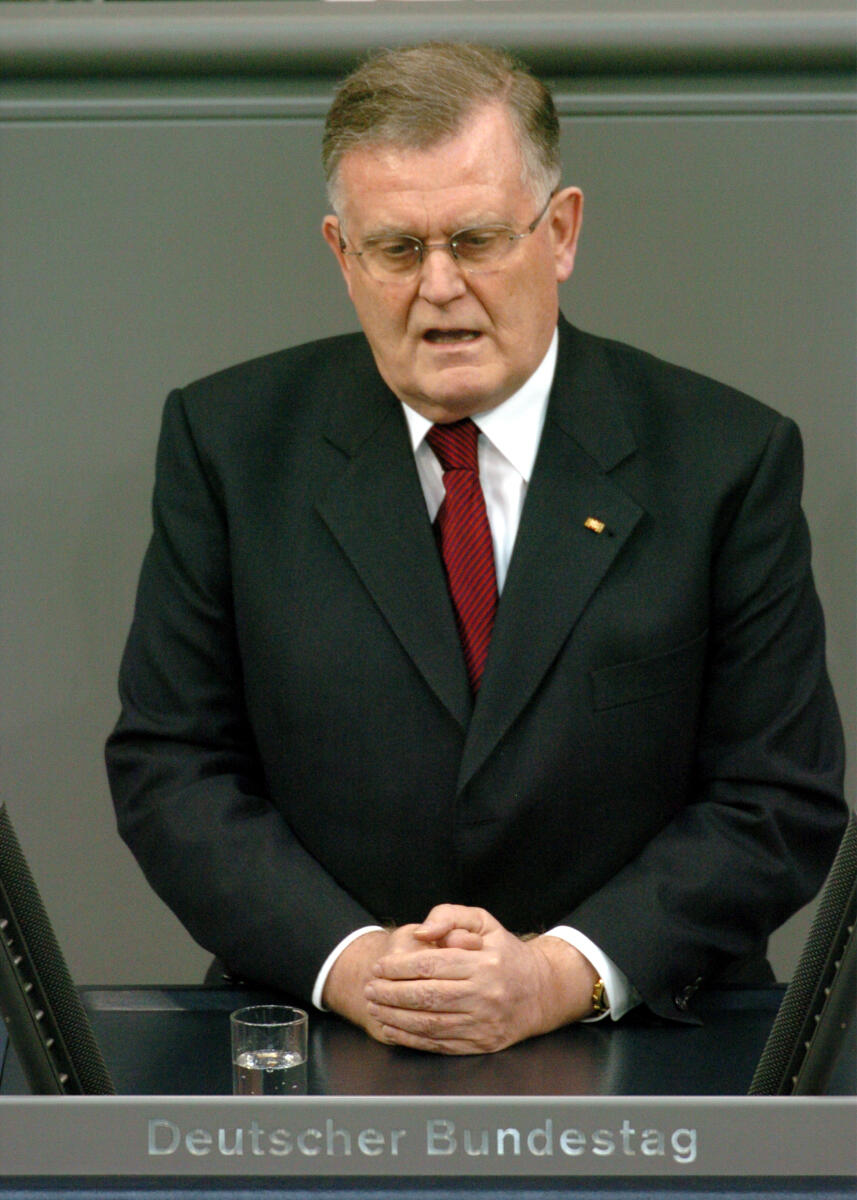 Erwin Teufel, CDU, Ministerpräsident Baden-Würtemberg, Rede im Deutschen Bundestag.; Plenum, Rednerpult, 160. Sitzung, TOP 3, Thema: Europäische Verfassung Teufel, Erwin Erwin Teufel, CDU, Ministerpräsident Baden-Würtemberg, Rede im Deutschen Bundestag.; Plenum, Rednerpult, 160. Sitzung, TOP 3, Thema: Europäische Verfassung