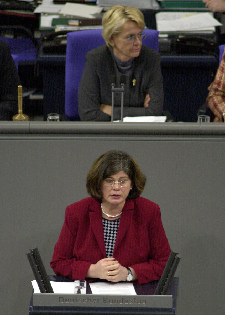 Kastner, Susanne; Wester, Hildegard Hildegard Wester, SPD, Rede im Deutschen Bundestag, Vorsitz: Bundestagsvizepräsidentin Dr. h. c. Susanne Kastner, SPD.; Plenum, Rednerpult