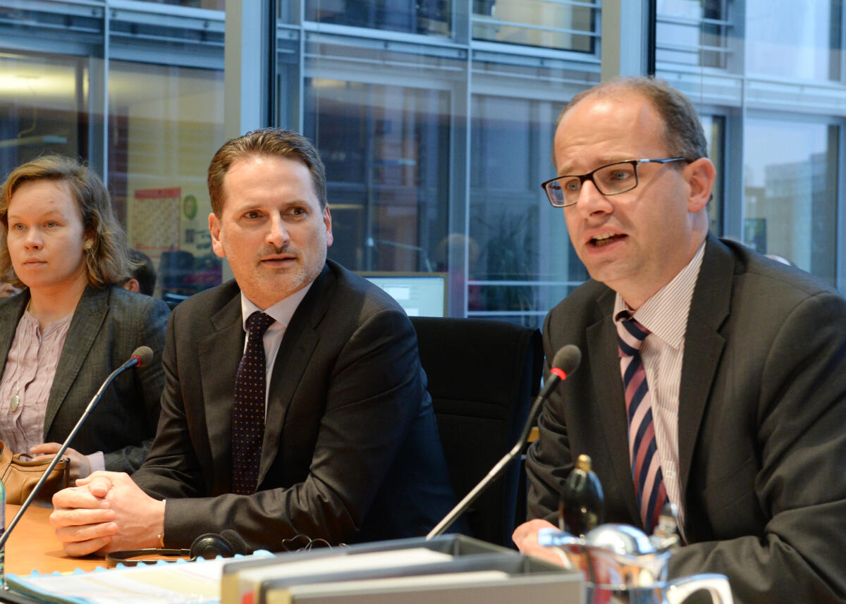 Brand, Michael; Krähenbühl, Pierre Michael Brand, (re), CDU/CSU, Vorsitzender des Ausschusses des Deutschen Bundestages für Menschenrechte und humanitäre Hilfe, leitet eine Sitzung, an der Pierre Krähenbühl, (li), Generalsekretär des Hilfswerks der VN für Palästina Flüchtlinge im Nahen Osten (UNRWA), teil nimmt.