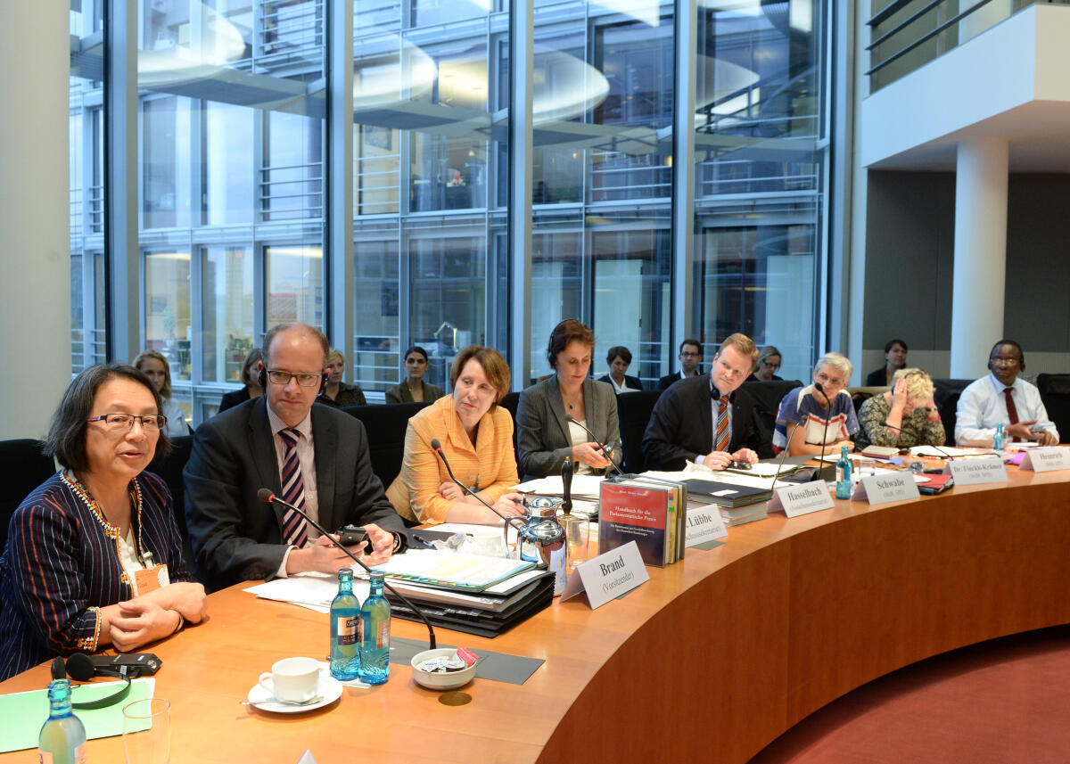 Brand, Michael; Tauli-Corpuz, Victoria Michael Brand, (2.v.li), CDU/CSU, Vorsitzender des Ausschusses des Deutschen Bundestages für Menschenrechte und humanitäre Hilfe, leitet eine Sitzung, an der die Sonderberichterstatterin der VN für die Rechte der indigen Völker, Victoria Tauli-Corpuz, (li), teil nimmt.; Übersicht.