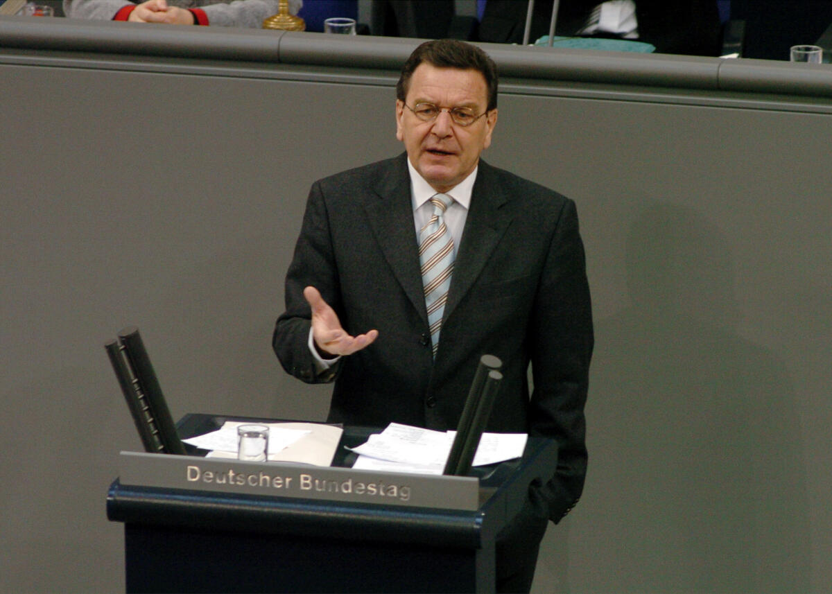 Schröder, Gerhard Gerhard Schröder, SPD, Bundeskanzler, MdB, Rede im Deutschen Bundestag.; Plenum, Rednerpult, 166. Sitzung, Kanzler