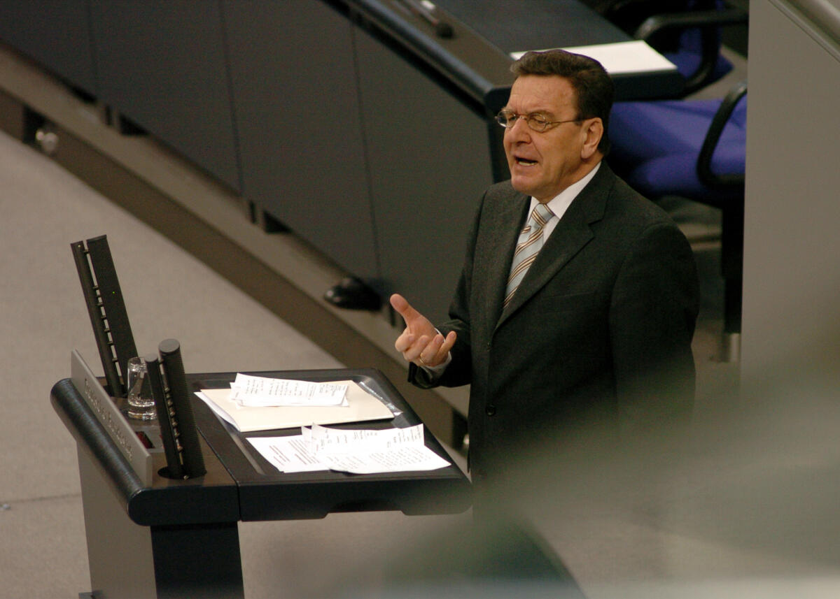Schröder, Gerhard Gerhard Schröder, SPD, Bundeskanzler, MdB, Rede im Deutschen Bundestag.; Plenum, Rednerpult, 166. Sitzung, Kanzler