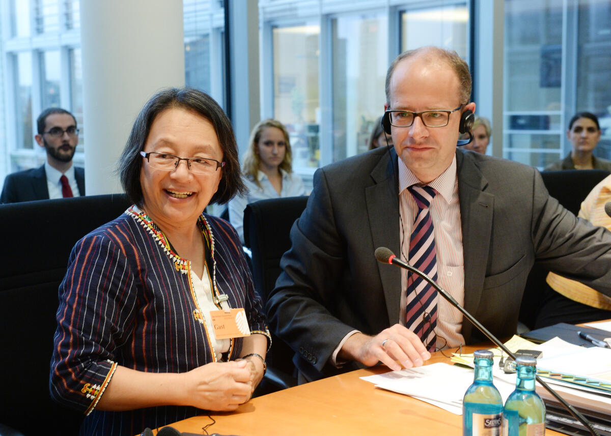 Brand, Michael; Tauli-Corpuz, Victoria Michael Brand, CDU/CSU, Vorsitzender des Ausschusses des Deutschen Bundestages für Menschenrechte und humanitäre Hilfe, leitet eine Sitzung, an der die Sonderberichterstatterin der VN für die Rechte der indigen Völker, Victoria Tauli-Corpuz, teil nimmt.