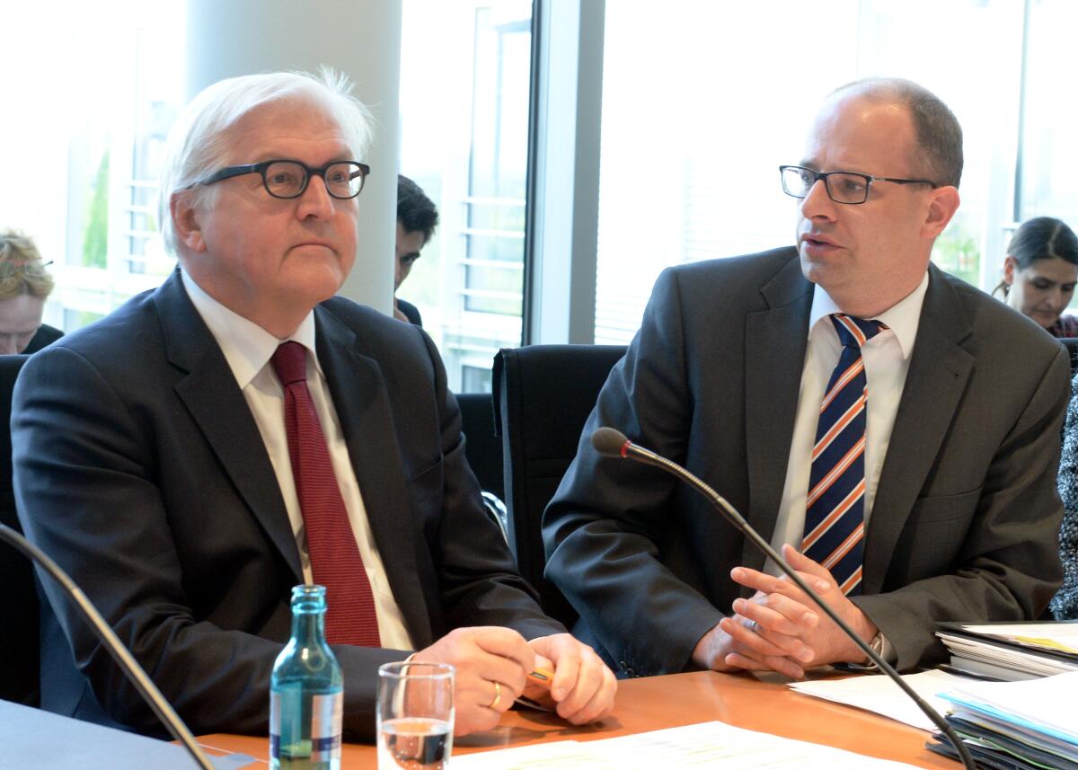 Brand, Michael; Steinmeier, Frank-Walter Der Bundesminister des Auswärtigen, Frank-Walter Steinmeier, (li), SPD, ist zu Gast in der 11. Ausschusssitzung des Ausschusses des Deutschen Bundestages für Menschenrechte und humanitäre Hilfe. Michael Brand, (re), CDU/CSU, Vorsitzender des Ausschusses, leitet die Sitzung.