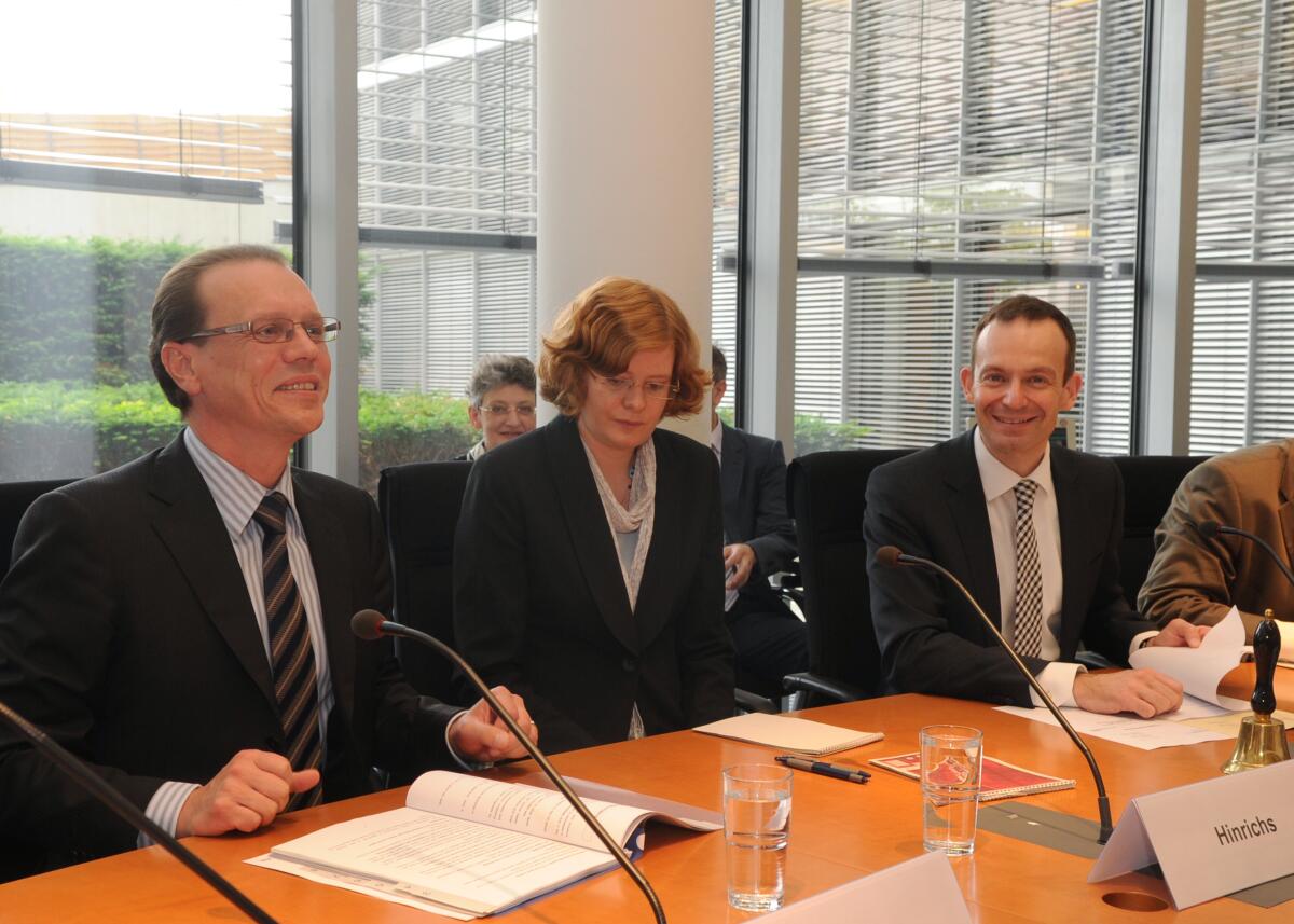Wissing, Volker; Semeta, Algirdas Dr. Volker Wissing, (re), FDP, Vorsitzender des Finanzausschusses des Deutschen Bundestages, begrüßt den EU-Kommissar für Finanzen, Algirdas Semata, (li), im Ausschuss. In der Mitte eine Dolmetscherin.