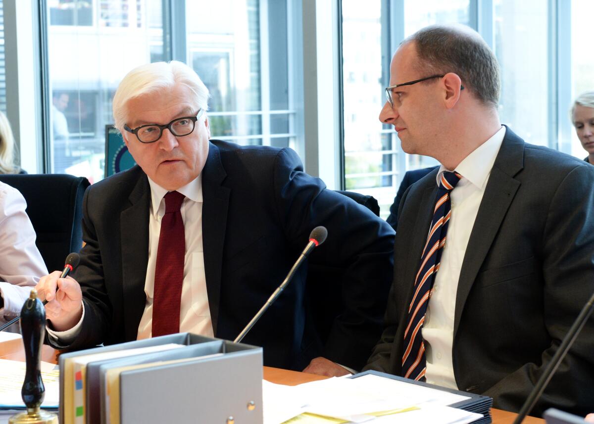 Brand, Michael; Steinmeier, Frank-Walter Der Bundesminister des Auswärtigen, Frank-Walter Steinmeier, (li), SPD, ist zu Gast in der 11. Ausschusssitzung des Ausschusses des Deutschen Bundestages für Menschenrechte und humanitäre Hilfe. Michael Brand, (re), CDU/CSU, Vorsitzender des Ausschusses, leitet die Sitzung.