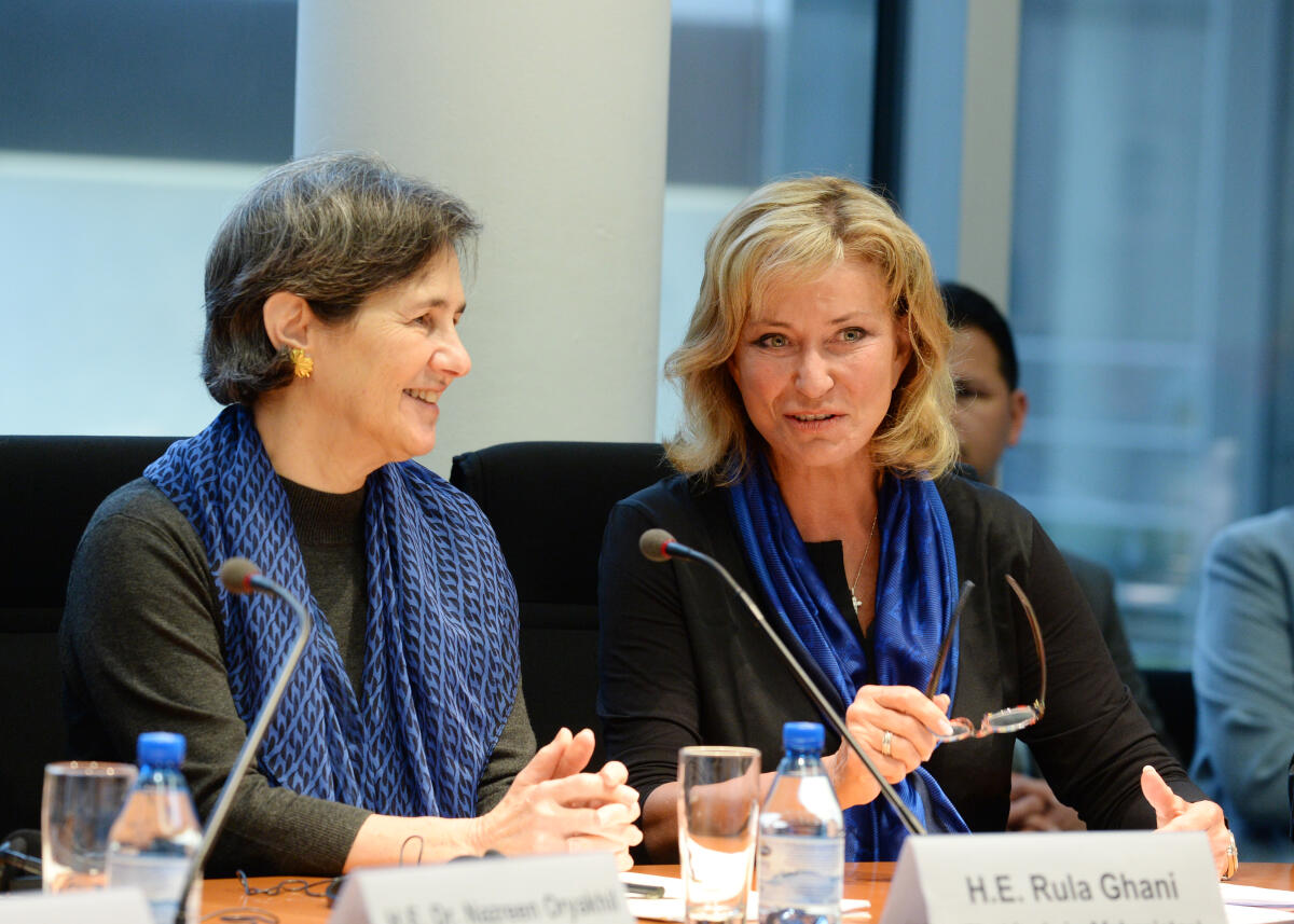 Dagmar G. Wöhrl, (re), CDU/CSU, Vorsitzende des Ausschusses des Deutschen Bundestages für wirtschaftliche Zusammenarbeit und Entwicklung, begrüßt die First Lady in Afghanistan, S. E. Rula Ghani, (li), im Ausschuss. Wöhrl, Dagmar G.; Ghani, Rula Dagmar G. Wöhrl, (re), CDU/CSU, Vorsitzende des Ausschusses des Deutschen Bundestages für wirtschaftliche Zusammenarbeit und Entwicklung, begrüßt die First Lady in Afghanistan, S. E. Rula Ghani, (li), im Ausschuss.