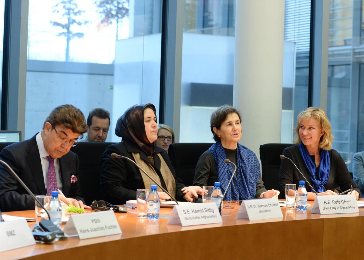 Dagmar G. Wöhrl, (re), CDU/CSU, Vorsitzende des Ausschusses des Deutschen Bundestages für wirtschaftliche Zusammenarbeit und Entwicklung, begrüßt die First Lady in Afghanistan, S. E. Rula Ghani, (2.v.re), die Minsietrin H. E. Dr. Nazreen Oryakhil, und den Botschafter von Afghanistan in der Bundesrepublik Deutschland, S. E. Hamid Sidig, (li), im Ausschuss. Wöhrl, Dagmar G.; Ghani, Rula; Oryakhil, Nazreen; Sidig, Hamid Dagmar G. Wöhrl, (re), CDU/CSU, Vorsitzende des Ausschusses des Deutschen Bundestages für wirtschaftliche Zusammenarbeit und Entwicklung, begrüßt die First Lady in Afghanistan, S. E. Rula Ghani, (2.v.re), die Minsietrin H. E. Dr. Nazreen Oryakhil, und den Botschafter von Afghanistan in der Bundesrepublik Deutschland, S. E. Hamid Sidig, (li), im Ausschuss.
