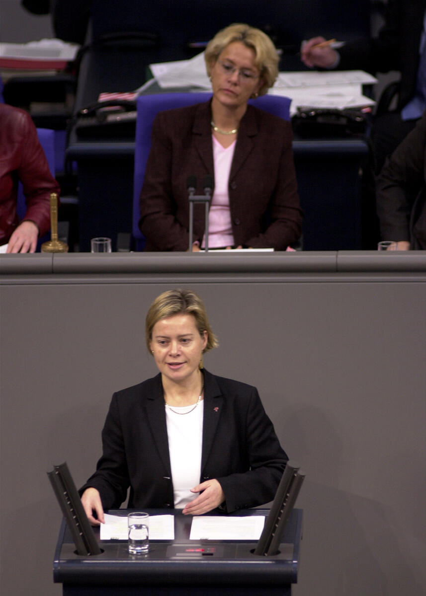 Lötzsch, Gesine; Kastner, Susanne Dr. Gesine Lötzsch, PDS, Vorsitz: Bundestagsvizepräsidentin Dr. h.c. Susanne Kastner, SPD,; 12. Bundestagssitzung, Haushaltsgesetz 2003, Deutscher Bundestag; Rede, MdB, Rednerpult, Bundestagsabgeordneter, Plenum
