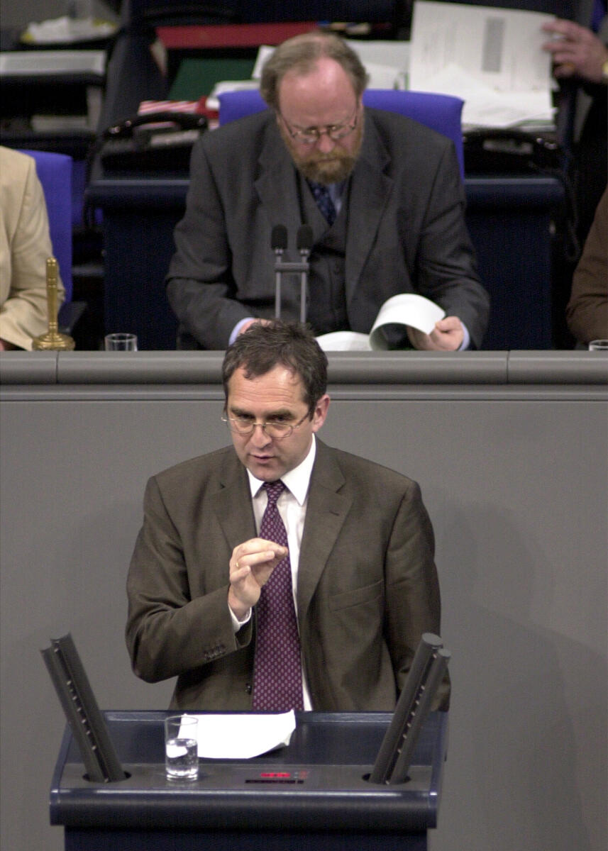 Dr. Reinhard Loske, Bündnis90/Die Grünen, Vorsitz: Bundestagspräsident Wolfgang Thierse, SPD, 12. Bundestagssitzung, Deutscher Bundestag; Rede, Plenum, Bundestagsabgeordneter, Rednerpult Loske, Reinhard; Thierse, Wolfgang Dr. Reinhard Loske, Bündnis90/Die Grünen, Vorsitz: Bundestagspräsident Wolfgang Thierse, SPD, 12. Bundestagssitzung, Deutscher Bundestag; Rede, Plenum, Bundestagsabgeordneter, Rednerpult