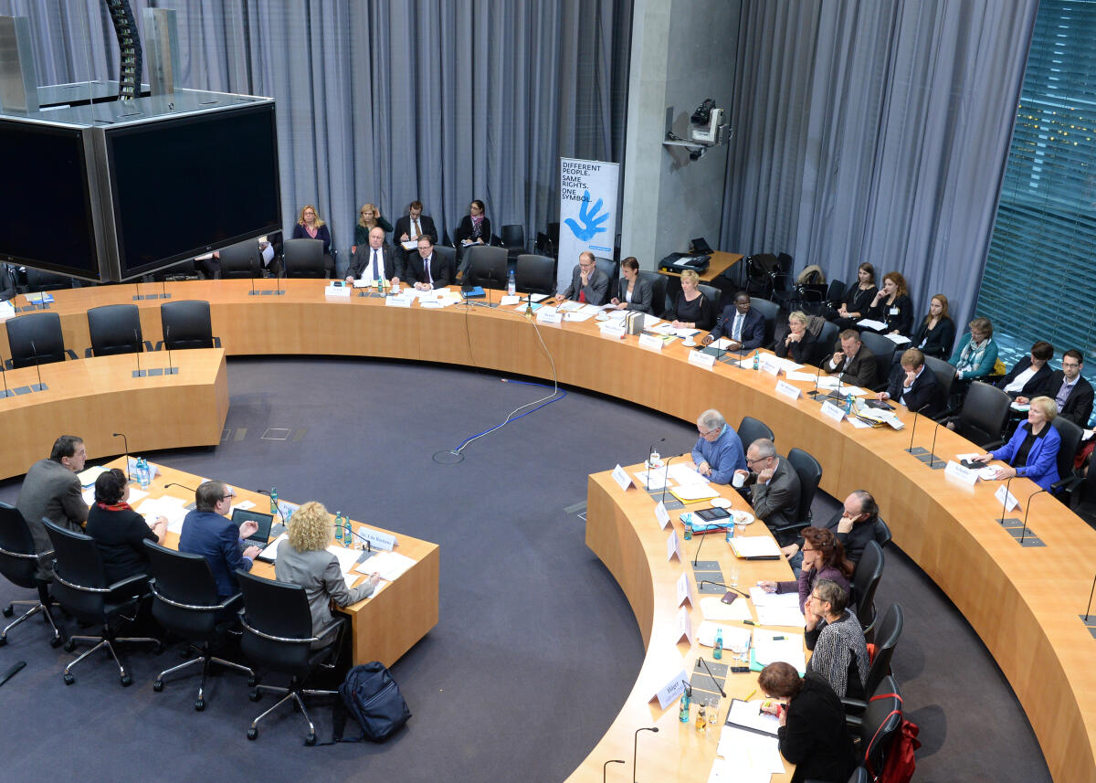  Der Ausschuss des Deutschen Bundestages für Menschenrechte und humanitäre Hilfe hat unter der Leitung seines Vorsitzenden Michael Brand, CDU/CSU, und mit Beteiligung von Sachverständigen eine Öffentliche Anhörung zum Thema "Lage der Sinti und Roma in Deutschland und in der EU - Ausgrenzung und Teilhabe".; Übersicht.