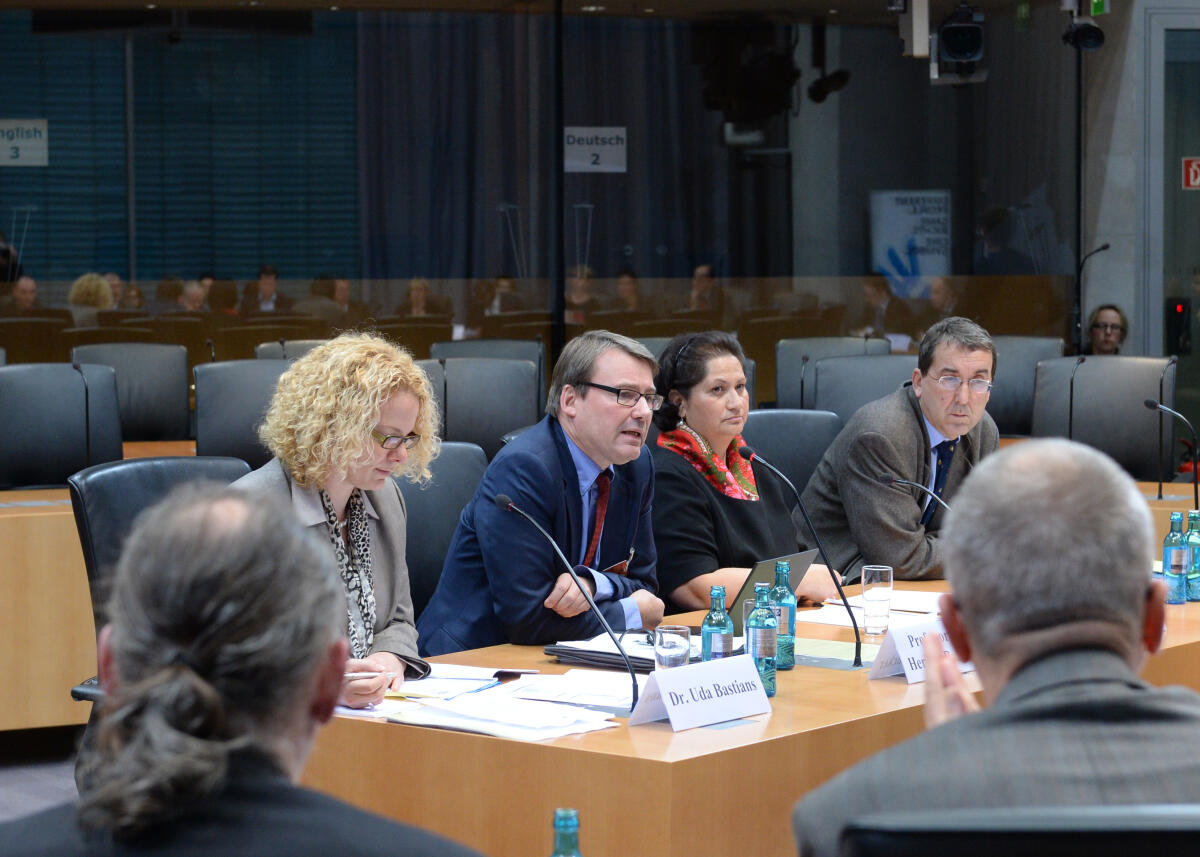  Der Ausschuss des Deutschen Bundestages für Menschenrechte und humanitäre Hilfe hat unter der Leitung seines Vorsitzenden Michael Brand, CDU/CSU, und mit Beteiligung von Sachverständigen (hier im Bild) eine Öffentliche Anhörung zum Thema "Lage der Sinti und Roma in Deutschland und in der EU - Ausgrenzung und Teilhabe".; Übersicht.