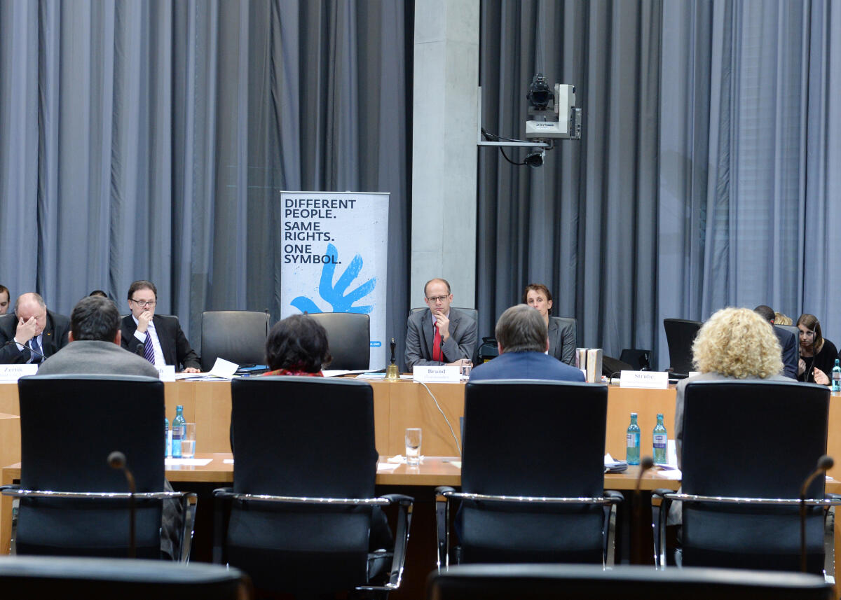 Brand, Michael Der Ausschuss des Deutschen Bundestages für Menschenrechte und humanitäre Hilfe hat unter der Leitung seines Vorsitzenden Michael Brand, (mitte), CDU/CSU, und mit Beteiligung von Sachverständigen (im Vordergrund) eine Öffentliche Anhörung zum Thema "Lage der Sinti und Roma in Deutschland und in der EU - Ausgrenzung und Teilhabe".; Übersicht.