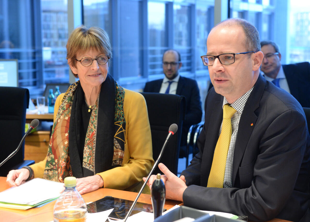 Brand, Michael; Brasseur, Anne Michael Brand, CDU/CSU, Vorsitzender des Ausschusses des Deutschen Bundestages für Menschenrechte und humanitäre Hilfe, empfängt die Präsidentin der Parlamentarischen Versammlung des Europarates, Anne Brasseur, im Ausschuss.