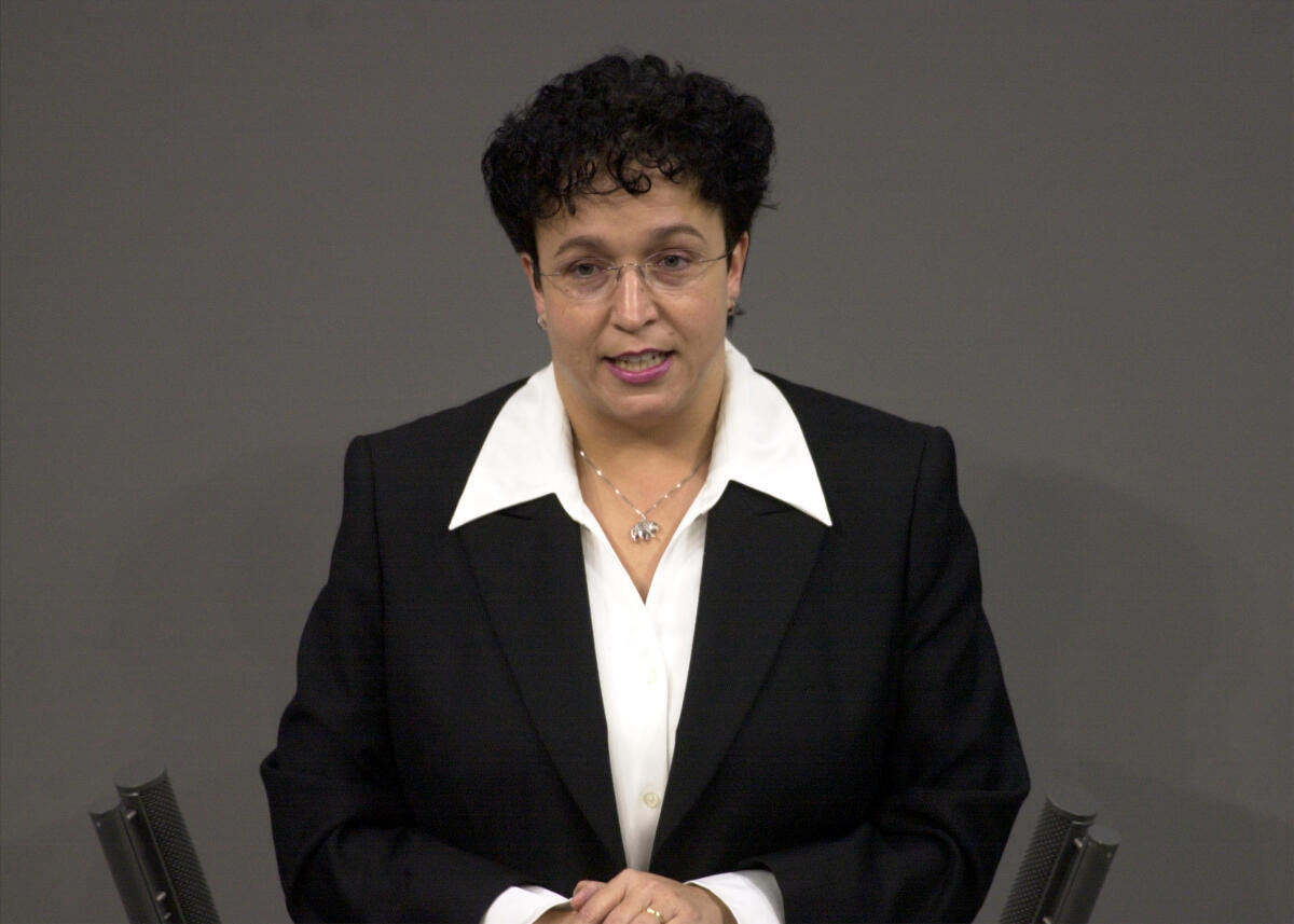 Birgit Homburger, FDP, MdB, Rede im Deutschen Bundestag, Plenarsitzung Nr.12, Thema Haushaltsgesetz 2003.; Bundestagsabgeordnete, Abgeordnete, Rednerpult, Plenum Homburger, Birgit Birgit Homburger, FDP, MdB, Rede im Deutschen Bundestag, Plenarsitzung Nr.12, Thema Haushaltsgesetz 2003.; Bundestagsabgeordnete, Abgeordnete, Rednerpult, Plenum