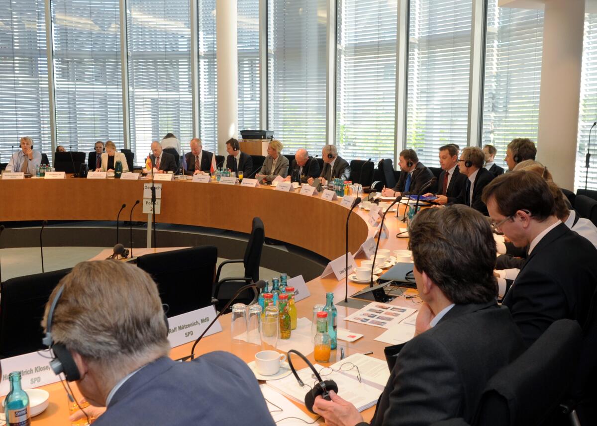  Ruprecht Polenz, CDU/CSU, Vorsitzender des Auswärtigen Ausschusses des Deutschen Bundestages, und sein polnischer Amtskollege, Andrzej Halicki, leiten die gemeinsame Ausschusssitzung der Auswärtigen Ausschüsse des Bundestages und des Sejm.; Übersicht.