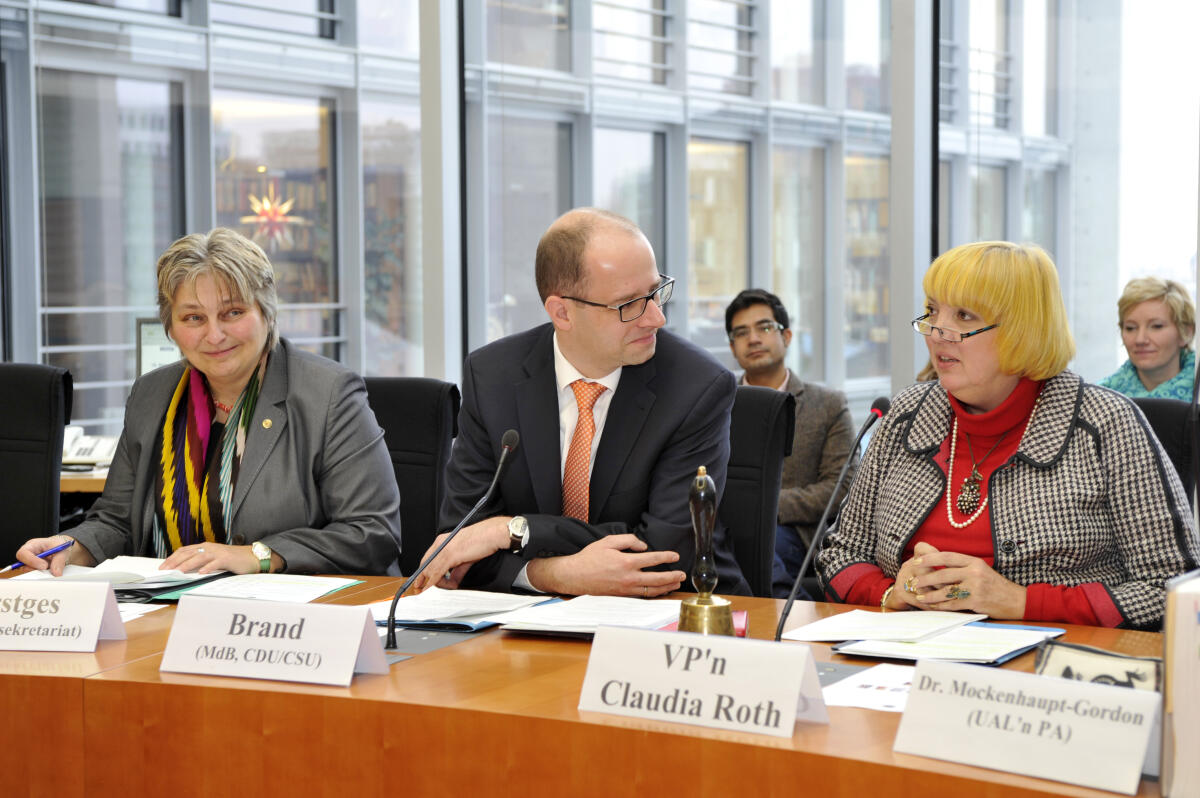 Roth, Claudia; Brand, Michael Konstituierende Sizung des Ausschusses für Menschenrechte und humanitäre Hilfe. v.l.n.r. Leiterin des Ausschusssekretariates Andrea Kerstges, Vorsitzender Michael Brand, CDU/CSU, MdB, und Bundestagsvizepräsidentin Claudia Roth, Bündnis 90/ Die Grünen, MdB.; Ausschuss, Menschenrechtsausschuss, Konstituierung